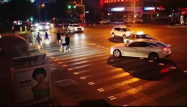 智慧斑马线：如何通过技术改善交通道路？