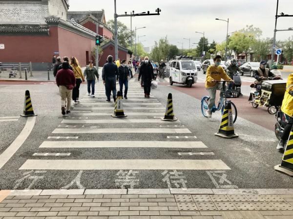 北京的人行横道智能斑马线亮灯了！