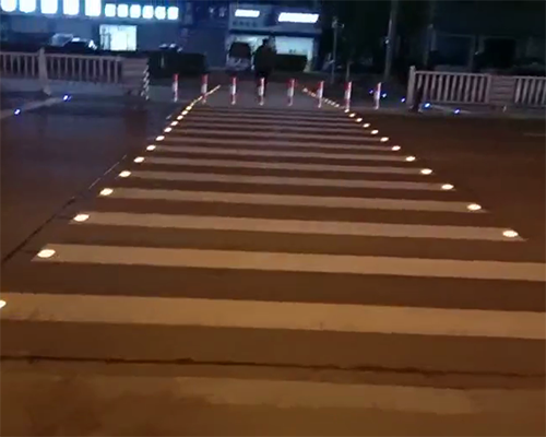 感应斑马线在不同天气条件下的表现如何？